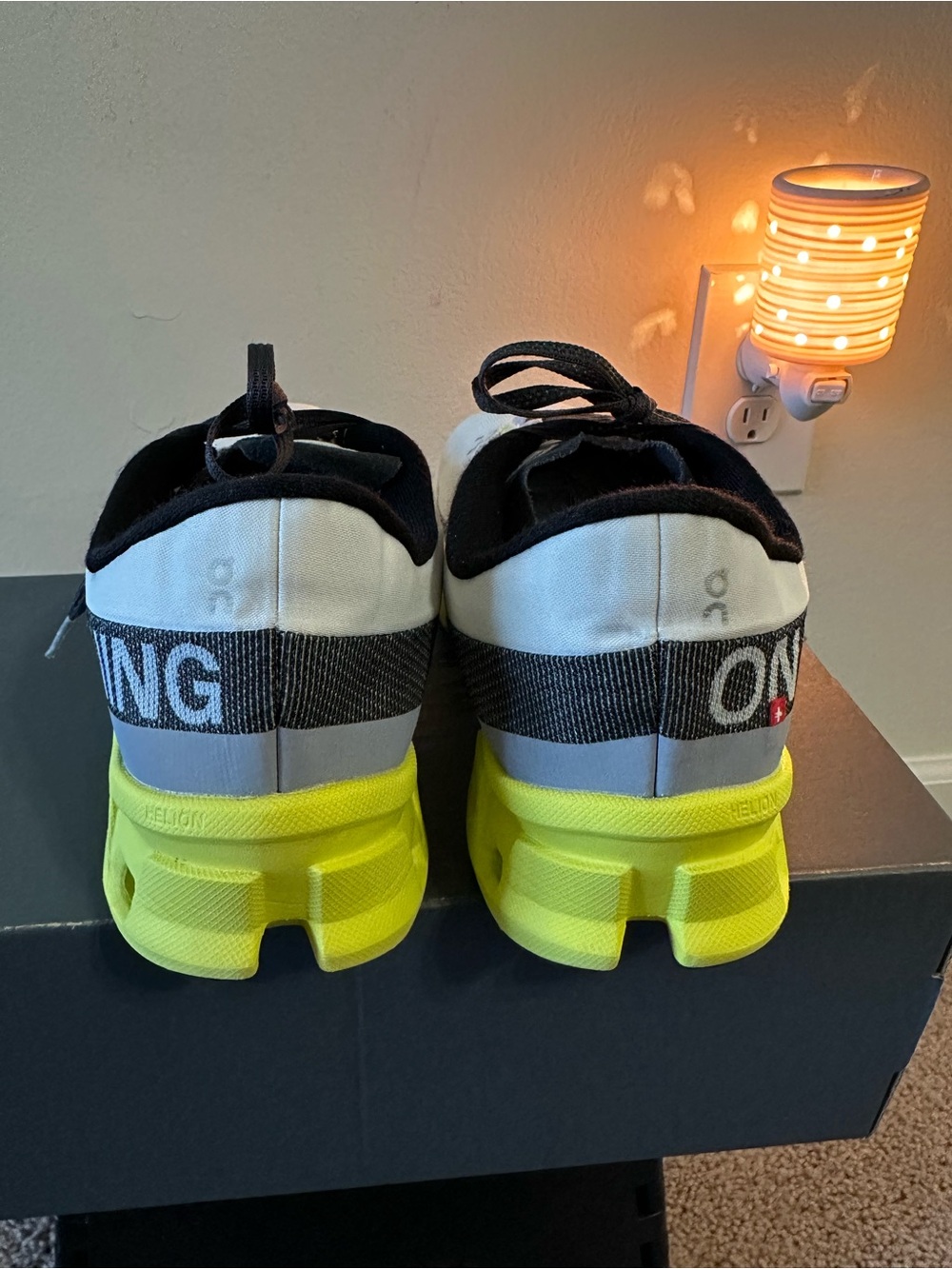 On Cloudmonster Hyper, Women’s White & Neon Yellow Cloud Running Shoes. Size 9 - Picture 4 of 8